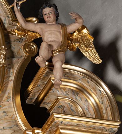 Zdjęcie nr 16: Ołtarz jednokondygnacyjny, jednoosiowy, z mensą ołtarzową w formie prostopadłościanu, z tkanym, wełnianym antepedium z motywem różowych i białych róż i ze zwieńczeniem zakończonym łukiem nadwieszonym. W części centralnej znajduje się obraz przedstawiający św. Barbarę, umieszczony we wnęce z profilowanym obramieniem, którego boki dekorowane są kampanulami. 

 Część centralna flankowana jest przez dwie rzeźby świętych – św. Jacka po lewej stronie i św. Katarzyny Sieneńskiej po prawej oraz zwielokrotnione pilastry i wysunięte do przodu kolumny ustawione na wysokich, potrójnych cokołach, które są zdobione rozetami i rokokowym ornamentem w płycinach, z głowicami kompozytowymi. Kolumny i pilastry dźwigają belkowanie. Belkowanie przełamuje się nad zwielokrotnionymi pilastrami i kolumnami, podtrzymuje fragment przerwanego przyczółka, na którym siedzą dwa putta z uniesionymi mieczami w prawych dłoniach. Nad centralnym obrazem, powyżej spietego akantem pęku liści, znajduje się kartusz z inskrypcją „HORA / MORTIS / ADIUVA / NOS”. W zwieńczeniu owalny obraz z przedstawieniem św. Antoniego, zwieńczony rocaillową  muszlą. 
Struktura polichromowana na kolor kremowy, płyciny na bordowy, marmoryzowana, dekoracje, kolumny, ornamenty i detale złocone i srebrzone. 