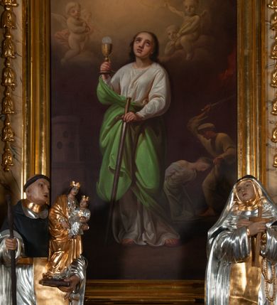 Zdjęcie nr 6: Ołtarz jednokondygnacyjny, jednoosiowy, z mensą ołtarzową w formie prostopadłościanu, z tkanym, wełnianym antepedium z motywem różowych i białych róż i ze zwieńczeniem zakończonym łukiem nadwieszonym. W części centralnej znajduje się obraz przedstawiający św. Barbarę, umieszczony we wnęce z profilowanym obramieniem, którego boki dekorowane są kampanulami. 

 Część centralna flankowana jest przez dwie rzeźby świętych – św. Jacka po lewej stronie i św. Katarzyny Sieneńskiej po prawej oraz zwielokrotnione pilastry i wysunięte do przodu kolumny ustawione na wysokich, potrójnych cokołach, które są zdobione rozetami i rokokowym ornamentem w płycinach, z głowicami kompozytowymi. Kolumny i pilastry dźwigają belkowanie. Belkowanie przełamuje się nad zwielokrotnionymi pilastrami i kolumnami, podtrzymuje fragment przerwanego przyczółka, na którym siedzą dwa putta z uniesionymi mieczami w prawych dłoniach. Nad centralnym obrazem, powyżej spietego akantem pęku liści, znajduje się kartusz z inskrypcją „HORA / MORTIS / ADIUVA / NOS”. W zwieńczeniu owalny obraz z przedstawieniem św. Antoniego, zwieńczony rocaillową  muszlą. 
Struktura polichromowana na kolor kremowy, płyciny na bordowy, marmoryzowana, dekoracje, kolumny, ornamenty i detale złocone i srebrzone. 