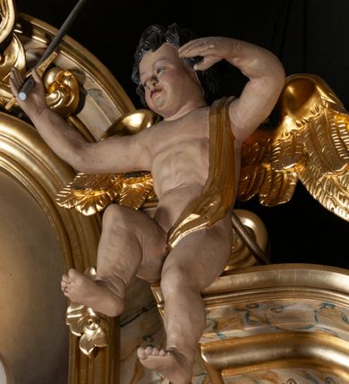 Zdjęcie nr 7: Ołtarz jednokondygnacyjny, jednoosiowy, z mensą ołtarzową w formie prostopadłościanu, z tkanym, wełnianym antepedium z motywem różowych i białych róż i ze zwieńczeniem zakończonym łukiem nadwieszonym. W części centralnej znajduje się obraz przedstawiający św. Barbarę, umieszczony we wnęce z profilowanym obramieniem, którego boki dekorowane są kampanulami. 

 Część centralna flankowana jest przez dwie rzeźby świętych – św. Jacka po lewej stronie i św. Katarzyny Sieneńskiej po prawej oraz zwielokrotnione pilastry i wysunięte do przodu kolumny ustawione na wysokich, potrójnych cokołach, które są zdobione rozetami i rokokowym ornamentem w płycinach, z głowicami kompozytowymi. Kolumny i pilastry dźwigają belkowanie. Belkowanie przełamuje się nad zwielokrotnionymi pilastrami i kolumnami, podtrzymuje fragment przerwanego przyczółka, na którym siedzą dwa putta z uniesionymi mieczami w prawych dłoniach. Nad centralnym obrazem, powyżej spietego akantem pęku liści, znajduje się kartusz z inskrypcją „HORA / MORTIS / ADIUVA / NOS”. W zwieńczeniu owalny obraz z przedstawieniem św. Antoniego, zwieńczony rocaillową  muszlą. 
Struktura polichromowana na kolor kremowy, płyciny na bordowy, marmoryzowana, dekoracje, kolumny, ornamenty i detale złocone i srebrzone. 