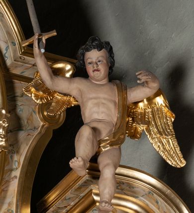 Zdjęcie nr 9: Ołtarz jednokondygnacyjny, jednoosiowy, z mensą ołtarzową w formie prostopadłościanu, z tkanym, wełnianym antepedium z motywem różowych i białych róż i ze zwieńczeniem zakończonym łukiem nadwieszonym. W części centralnej znajduje się obraz przedstawiający św. Barbarę, umieszczony we wnęce z profilowanym obramieniem, którego boki dekorowane są kampanulami. 

 Część centralna flankowana jest przez dwie rzeźby świętych – św. Jacka po lewej stronie i św. Katarzyny Sieneńskiej po prawej oraz zwielokrotnione pilastry i wysunięte do przodu kolumny ustawione na wysokich, potrójnych cokołach, które są zdobione rozetami i rokokowym ornamentem w płycinach, z głowicami kompozytowymi. Kolumny i pilastry dźwigają belkowanie. Belkowanie przełamuje się nad zwielokrotnionymi pilastrami i kolumnami, podtrzymuje fragment przerwanego przyczółka, na którym siedzą dwa putta z uniesionymi mieczami w prawych dłoniach. Nad centralnym obrazem, powyżej spietego akantem pęku liści, znajduje się kartusz z inskrypcją „HORA / MORTIS / ADIUVA / NOS”. W zwieńczeniu owalny obraz z przedstawieniem św. Antoniego, zwieńczony rocaillową  muszlą. 
Struktura polichromowana na kolor kremowy, płyciny na bordowy, marmoryzowana, dekoracje, kolumny, ornamenty i detale złocone i srebrzone. 