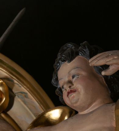 Zdjęcie nr 8: Ołtarz jednokondygnacyjny, jednoosiowy, z mensą ołtarzową w formie prostopadłościanu, z tkanym, wełnianym antepedium z motywem różowych i białych róż i ze zwieńczeniem zakończonym łukiem nadwieszonym. W części centralnej znajduje się obraz przedstawiający św. Barbarę, umieszczony we wnęce z profilowanym obramieniem, którego boki dekorowane są kampanulami. 

 Część centralna flankowana jest przez dwie rzeźby świętych – św. Jacka po lewej stronie i św. Katarzyny Sieneńskiej po prawej oraz zwielokrotnione pilastry i wysunięte do przodu kolumny ustawione na wysokich, potrójnych cokołach, które są zdobione rozetami i rokokowym ornamentem w płycinach, z głowicami kompozytowymi. Kolumny i pilastry dźwigają belkowanie. Belkowanie przełamuje się nad zwielokrotnionymi pilastrami i kolumnami, podtrzymuje fragment przerwanego przyczółka, na którym siedzą dwa putta z uniesionymi mieczami w prawych dłoniach. Nad centralnym obrazem, powyżej spietego akantem pęku liści, znajduje się kartusz z inskrypcją „HORA / MORTIS / ADIUVA / NOS”. W zwieńczeniu owalny obraz z przedstawieniem św. Antoniego, zwieńczony rocaillową  muszlą. 
Struktura polichromowana na kolor kremowy, płyciny na bordowy, marmoryzowana, dekoracje, kolumny, ornamenty i detale złocone i srebrzone. 