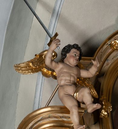 Zdjęcie nr 10: Ołtarz jednokondygnacyjny, jednoosiowy, z mensą ołtarzową w formie prostopadłościanu, z tkanym, wełnianym antepedium z motywem różowych i białych róż i ze zwieńczeniem zakończonym łukiem nadwieszonym. W części centralnej znajduje się obraz przedstawiający św. Barbarę, umieszczony we wnęce z profilowanym obramieniem, którego boki dekorowane są kampanulami. 

 Część centralna flankowana jest przez dwie rzeźby świętych – św. Jacka po lewej stronie i św. Katarzyny Sieneńskiej po prawej oraz zwielokrotnione pilastry i wysunięte do przodu kolumny ustawione na wysokich, potrójnych cokołach, które są zdobione rozetami i rokokowym ornamentem w płycinach, z głowicami kompozytowymi. Kolumny i pilastry dźwigają belkowanie. Belkowanie przełamuje się nad zwielokrotnionymi pilastrami i kolumnami, podtrzymuje fragment przerwanego przyczółka, na którym siedzą dwa putta z uniesionymi mieczami w prawych dłoniach. Nad centralnym obrazem, powyżej spietego akantem pęku liści, znajduje się kartusz z inskrypcją „HORA / MORTIS / ADIUVA / NOS”. W zwieńczeniu owalny obraz z przedstawieniem św. Antoniego, zwieńczony rocaillową  muszlą. 
Struktura polichromowana na kolor kremowy, płyciny na bordowy, marmoryzowana, dekoracje, kolumny, ornamenty i detale złocone i srebrzone. 