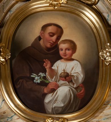 Zdjęcie nr 11: Ołtarz jednokondygnacyjny, jednoosiowy, z mensą ołtarzową w formie prostopadłościanu, z tkanym, wełnianym antepedium z motywem różowych i białych róż i ze zwieńczeniem zakończonym łukiem nadwieszonym. W części centralnej znajduje się obraz przedstawiający św. Barbarę, umieszczony we wnęce z profilowanym obramieniem, którego boki dekorowane są kampanulami. 

 Część centralna flankowana jest przez dwie rzeźby świętych – św. Jacka po lewej stronie i św. Katarzyny Sieneńskiej po prawej oraz zwielokrotnione pilastry i wysunięte do przodu kolumny ustawione na wysokich, potrójnych cokołach, które są zdobione rozetami i rokokowym ornamentem w płycinach, z głowicami kompozytowymi. Kolumny i pilastry dźwigają belkowanie. Belkowanie przełamuje się nad zwielokrotnionymi pilastrami i kolumnami, podtrzymuje fragment przerwanego przyczółka, na którym siedzą dwa putta z uniesionymi mieczami w prawych dłoniach. Nad centralnym obrazem, powyżej spietego akantem pęku liści, znajduje się kartusz z inskrypcją „HORA / MORTIS / ADIUVA / NOS”. W zwieńczeniu owalny obraz z przedstawieniem św. Antoniego, zwieńczony rocaillową  muszlą. 
Struktura polichromowana na kolor kremowy, płyciny na bordowy, marmoryzowana, dekoracje, kolumny, ornamenty i detale złocone i srebrzone. 