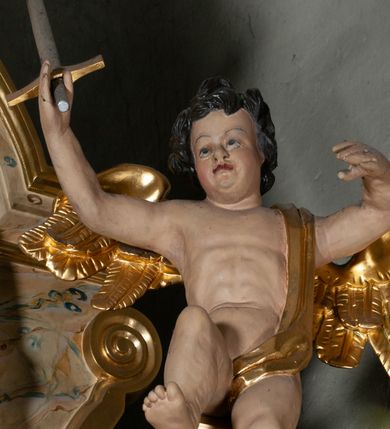 Zdjęcie nr 12: Ołtarz jednokondygnacyjny, jednoosiowy, z mensą ołtarzową w formie prostopadłościanu, z tkanym, wełnianym antepedium z motywem różowych i białych róż i ze zwieńczeniem zakończonym łukiem nadwieszonym. W części centralnej znajduje się obraz przedstawiający św. Barbarę, umieszczony we wnęce z profilowanym obramieniem, którego boki dekorowane są kampanulami. 

 Część centralna flankowana jest przez dwie rzeźby świętych – św. Jacka po lewej stronie i św. Katarzyny Sieneńskiej po prawej oraz zwielokrotnione pilastry i wysunięte do przodu kolumny ustawione na wysokich, potrójnych cokołach, które są zdobione rozetami i rokokowym ornamentem w płycinach, z głowicami kompozytowymi. Kolumny i pilastry dźwigają belkowanie. Belkowanie przełamuje się nad zwielokrotnionymi pilastrami i kolumnami, podtrzymuje fragment przerwanego przyczółka, na którym siedzą dwa putta z uniesionymi mieczami w prawych dłoniach. Nad centralnym obrazem, powyżej spietego akantem pęku liści, znajduje się kartusz z inskrypcją „HORA / MORTIS / ADIUVA / NOS”. W zwieńczeniu owalny obraz z przedstawieniem św. Antoniego, zwieńczony rocaillową  muszlą. 
Struktura polichromowana na kolor kremowy, płyciny na bordowy, marmoryzowana, dekoracje, kolumny, ornamenty i detale złocone i srebrzone. 