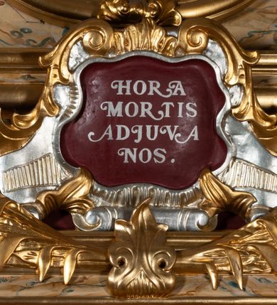 Zdjęcie nr 15: Ołtarz jednokondygnacyjny, jednoosiowy, z mensą ołtarzową w formie prostopadłościanu, z tkanym, wełnianym antepedium z motywem różowych i białych róż i ze zwieńczeniem zakończonym łukiem nadwieszonym. W części centralnej znajduje się obraz przedstawiający św. Barbarę, umieszczony we wnęce z profilowanym obramieniem, którego boki dekorowane są kampanulami. 

 Część centralna flankowana jest przez dwie rzeźby świętych – św. Jacka po lewej stronie i św. Katarzyny Sieneńskiej po prawej oraz zwielokrotnione pilastry i wysunięte do przodu kolumny ustawione na wysokich, potrójnych cokołach, które są zdobione rozetami i rokokowym ornamentem w płycinach, z głowicami kompozytowymi. Kolumny i pilastry dźwigają belkowanie. Belkowanie przełamuje się nad zwielokrotnionymi pilastrami i kolumnami, podtrzymuje fragment przerwanego przyczółka, na którym siedzą dwa putta z uniesionymi mieczami w prawych dłoniach. Nad centralnym obrazem, powyżej spietego akantem pęku liści, znajduje się kartusz z inskrypcją „HORA / MORTIS / ADIUVA / NOS”. W zwieńczeniu owalny obraz z przedstawieniem św. Antoniego, zwieńczony rocaillową  muszlą. 
Struktura polichromowana na kolor kremowy, płyciny na bordowy, marmoryzowana, dekoracje, kolumny, ornamenty i detale złocone i srebrzone. 