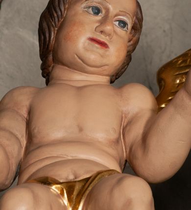 Zdjęcie nr 17: Ołtarz jednokondygnacyjny, jednoosiowy, na wysokim cokole, ze zwieńczeniem w formie glorii. Mensa ołtarzowa w kształcie prostopadłościanu, antepedium w postaci leżącego prostokąta, tkane, dekorowane rzędem maków w dolnej partii. Kondygnacja nastawy flankowana przez zwielokrotnione pilastry, ozdobione z zewnętrznych stron ornamentami roślinnymi i wysuniętymi przed nie kolumnami z głowicami kompozytowymi, ozdobionymi wolutami i liśćmi akantu. Kolumny i pilastry ustawione na wysokim cokole dekorowanym płycinami, dźwigają rozbudowane belkowanie, w pasie fryzu dekorowane rozetami. Belkowanie przełamuje się nad zwielokrotnionymi pilastrami i kolumnami i podtrzymuje fragment przerwanego przyczółka, na którym siedzą dwa putta. W polu znajduje się wnęka w kształcie stojącego prostokąta o górnych narożach wklęsłych, w której umieszczono krucyfiks. Zwieńczenie tworzy gloria promienista z centralnie umieszczonym okiem Opatrzności w otoku z obłoków i główek anielskich. Struktura polichromowana, marmoryzowana w odcieniu kremowym, kolumny, ornamenty i profile złocone, płyciny bordowe, gloria srebrzona i złocona.  