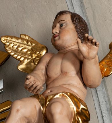 Zdjęcie nr 4: Ołtarz jednokondygnacyjny, jednoosiowy, na wysokim cokole, ze zwieńczeniem w formie glorii. Mensa ołtarzowa w kształcie prostopadłościanu, antepedium w postaci leżącego prostokąta, tkane, dekorowane rzędem maków w dolnej partii. Kondygnacja nastawy flankowana przez zwielokrotnione pilastry, ozdobione z zewnętrznych stron ornamentami roślinnymi i wysuniętymi przed nie kolumnami z głowicami kompozytowymi, ozdobionymi wolutami i liśćmi akantu. Kolumny i pilastry ustawione na wysokim cokole dekorowanym płycinami, dźwigają rozbudowane belkowanie, w pasie fryzu dekorowane rozetami. Belkowanie przełamuje się nad zwielokrotnionymi pilastrami i kolumnami i podtrzymuje fragment przerwanego przyczółka, na którym siedzą dwa putta. W polu znajduje się wnęka w kształcie stojącego prostokąta o górnych narożach wklęsłych, w której umieszczono krucyfiks. Zwieńczenie tworzy gloria promienista z centralnie umieszczonym okiem Opatrzności w otoku z obłoków i główek anielskich. Struktura polichromowana, marmoryzowana w odcieniu kremowym, kolumny, ornamenty i profile złocone, płyciny bordowe, gloria srebrzona i złocona.  