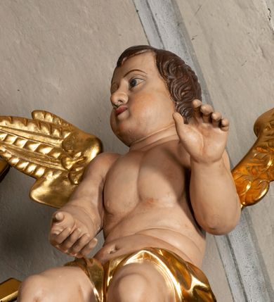 Zdjęcie nr 5: Ołtarz jednokondygnacyjny, jednoosiowy, na wysokim cokole, ze zwieńczeniem w formie glorii. Mensa ołtarzowa w kształcie prostopadłościanu, antepedium w postaci leżącego prostokąta, tkane, dekorowane rzędem maków w dolnej partii. Kondygnacja nastawy flankowana przez zwielokrotnione pilastry, ozdobione z zewnętrznych stron ornamentami roślinnymi i wysuniętymi przed nie kolumnami z głowicami kompozytowymi, ozdobionymi wolutami i liśćmi akantu. Kolumny i pilastry ustawione na wysokim cokole dekorowanym płycinami, dźwigają rozbudowane belkowanie, w pasie fryzu dekorowane rozetami. Belkowanie przełamuje się nad zwielokrotnionymi pilastrami i kolumnami i podtrzymuje fragment przerwanego przyczółka, na którym siedzą dwa putta. W polu znajduje się wnęka w kształcie stojącego prostokąta o górnych narożach wklęsłych, w której umieszczono krucyfiks. Zwieńczenie tworzy gloria promienista z centralnie umieszczonym okiem Opatrzności w otoku z obłoków i główek anielskich. Struktura polichromowana, marmoryzowana w odcieniu kremowym, kolumny, ornamenty i profile złocone, płyciny bordowe, gloria srebrzona i złocona.  