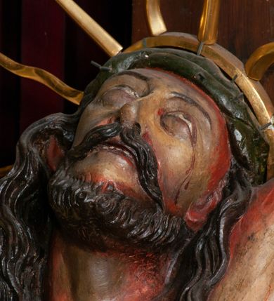 Zdjęcie nr 6: Ołtarz jednokondygnacyjny, jednoosiowy, na wysokim cokole, ze zwieńczeniem w formie glorii. Mensa ołtarzowa w kształcie prostopadłościanu, antepedium w postaci leżącego prostokąta, tkane, dekorowane rzędem maków w dolnej partii. Kondygnacja nastawy flankowana przez zwielokrotnione pilastry, ozdobione z zewnętrznych stron ornamentami roślinnymi i wysuniętymi przed nie kolumnami z głowicami kompozytowymi, ozdobionymi wolutami i liśćmi akantu. Kolumny i pilastry ustawione na wysokim cokole dekorowanym płycinami, dźwigają rozbudowane belkowanie, w pasie fryzu dekorowane rozetami. Belkowanie przełamuje się nad zwielokrotnionymi pilastrami i kolumnami i podtrzymuje fragment przerwanego przyczółka, na którym siedzą dwa putta. W polu znajduje się wnęka w kształcie stojącego prostokąta o górnych narożach wklęsłych, w której umieszczono krucyfiks. Zwieńczenie tworzy gloria promienista z centralnie umieszczonym okiem Opatrzności w otoku z obłoków i główek anielskich. Struktura polichromowana, marmoryzowana w odcieniu kremowym, kolumny, ornamenty i profile złocone, płyciny bordowe, gloria srebrzona i złocona.  