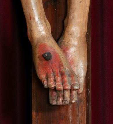 Zdjęcie nr 8: Ołtarz jednokondygnacyjny, jednoosiowy, na wysokim cokole, ze zwieńczeniem w formie glorii. Mensa ołtarzowa w kształcie prostopadłościanu, antepedium w postaci leżącego prostokąta, tkane, dekorowane rzędem maków w dolnej partii. Kondygnacja nastawy flankowana przez zwielokrotnione pilastry, ozdobione z zewnętrznych stron ornamentami roślinnymi i wysuniętymi przed nie kolumnami z głowicami kompozytowymi, ozdobionymi wolutami i liśćmi akantu. Kolumny i pilastry ustawione na wysokim cokole dekorowanym płycinami, dźwigają rozbudowane belkowanie, w pasie fryzu dekorowane rozetami. Belkowanie przełamuje się nad zwielokrotnionymi pilastrami i kolumnami i podtrzymuje fragment przerwanego przyczółka, na którym siedzą dwa putta. W polu znajduje się wnęka w kształcie stojącego prostokąta o górnych narożach wklęsłych, w której umieszczono krucyfiks. Zwieńczenie tworzy gloria promienista z centralnie umieszczonym okiem Opatrzności w otoku z obłoków i główek anielskich. Struktura polichromowana, marmoryzowana w odcieniu kremowym, kolumny, ornamenty i profile złocone, płyciny bordowe, gloria srebrzona i złocona.  