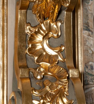 Zdjęcie nr 12: Ambona przyścienna, wisząca, dostępna od strony prezbiterium. Kosz na planie wklęsło-wypukłym, na  zwężającym się cokole dekorowanym liśćmi. U spodu podwieszone dekorowane rocaille’m woluty podtrzymujące szyszkę. Ścianki kosza wklęsłe, zdobione  płycinami wypełnionymi główkami anielskimi, a ścięte naroża wolutami z rocaille’m i główkami anielskimi. Kosz zamknięty parapetem w formie belkowania, wyłamanego na narożach. Z prawej strony do kosza prowadzą schody z ażurową balustradą wyciętą w pionowe, fantazyjne kształty, z poręczą. Zaplecek w kształcie stojącego prostokąta flankowany pilastrami wypełnionymi płycinami z głowicami utworzonymi z wolut i główek anielskich, podtrzymującymi fragmenty pełnego, wyłamanego na ich osiach belkowania. W polu płycina w kształcie stojącego prostokąta o ściętych górnych narożach z krucyfiksem. Nad nią, między fragmentami belkowania pięciopolowy herb Wazów zwieńczony koroną. Ponad zapleckiem płaskorzeźbiona gołębica Ducha Świętego w otoku z obłoków na tle dużych rozmiarów glorii promienistej. 
Struktura polichromowana w kolorze zielonym; płyciny marmoryzowane w odcieniu jasnego brązu; profilowania brązowe, detale, ornamenty, gloria złocone, gołębica i obłoki srebrzone. 
