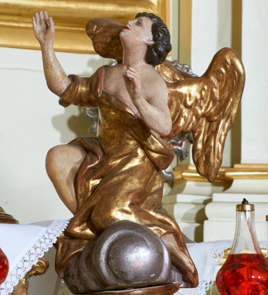 Zdjęcie nr 16: Ołtarz architektoniczny, drewniany, jednoosiowy, jednokondygnacyjny z bramkami. Mensa wąska, prostopadłościenna o ściankach wklęsło-wypukłych. Tabernakulum w kształcie prostopadłościennej skrzynki z przodu o linii wklęsło-wypukłej z uskokami. Ustawione jest na  wysokim cokole, flankowane parą szerokich, wklęsłych pilastrów, zdobionych ornamentem złożonym z przeplatających się wolut i kampanul. Ścianka frontowa wypukła, w polu prostokątne, metalowe drzwiczki, zdobione kiśćmi winogron i kłosami zbóż, pośrodku łaciński prosty krzyż. Całość zamknięta profilowanym gzymsem. Po bokach tabernakulum zwisy z kampanul, a na skrajach płaskorzeźbione uszy z liści akantu.  Do górnej krawędzi przybite gwoździem na trzech tulejach lampki oliwne. Nad tabernakulum tron wystawienia z rzeźbionymi w drewnie aniołkami na obłokach adorującymi krucyfiks. 

Retabulum ustawione na zdwojonym cokole, ujęte zwielokrotnionymi pilastrami toskańskimi i dwiema kolumnami kompozytowymi na wysokich cokołach, ustawionymi pod kątem i podtrzymującymi profilowane, przerwane belkowanie. Pilastry od strony wewnętrznej ołtarza są wklęsłe, ozdobione dwiema parami uskrzydlonych główek anielskich i zwisami z kwiatów; od zewnątrz pilastry mają trzony wypukłe.  W polu głównym wnęka, ujęta ramą w kształcie stojącego prostokąta o uszatych narożach. We wnęce na czerwonym tle umieszczony obraz Matki Boskiej Piekarskiej, na zasuwach obrazy „Koronacja Matki Boskiej” oraz „Św. Mikołaj”. Nad obrazem kartusz o kształcie zbliżonym do rombu z ornamentami rocaille'owymi wokół; w polu napis „ALTARE / PRIVILEGI/ATUM”. Na osi kolumn, na przyczółku ustawione są wazony z kwiatami. 

Zwieńczenie w kształcie stojącego prostokąta, flankowane parą pilastrów podtrzymujących przerwane belkowanie, zamknięte gzymsem w formie łuku odcinkowego. Na szczycie promienista gloria z otokiem chmur pośrodku z płaskorzeźbionym monogramem IHS. W polu głównym obraz przedstawiający Ekstazę św. Teresy w kształcie stojącego prostokąta, zamknięty łukiem nadwieszonym. Po bokach zwieńczenia uszy z liści akantu i kwiatów. Pod obrazem uskrzydlona para główek aniołków. 

Bramki w formie stojącego prostokąta, flankowane węgarami, zamknięte wolutowym łukiem z ustawionymi na szczycie na niskich cokołach rzeźbami świętych: po lewej św. Piotra, a po prawej św. Pawła.  Przejście zamknięte łukiem wklęsło-wypukłym z uskokami. Struktura polichromowana w kolorze jasnobeżowym, ornamentyka złocona, detale srebrzone.
