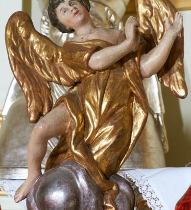 Zdjęcie nr 15: Ołtarz architektoniczny, drewniany, jednoosiowy, jednokondygnacyjny z bramkami. Mensa wąska, prostopadłościenna o ściankach wklęsło-wypukłych. Tabernakulum w kształcie prostopadłościennej skrzynki z przodu o linii wklęsło-wypukłej z uskokami. Ustawione jest na  wysokim cokole, flankowane parą szerokich, wklęsłych pilastrów, zdobionych ornamentem złożonym z przeplatających się wolut i kampanul. Ścianka frontowa wypukła, w polu prostokątne, metalowe drzwiczki, zdobione kiśćmi winogron i kłosami zbóż, pośrodku łaciński prosty krzyż. Całość zamknięta profilowanym gzymsem. Po bokach tabernakulum zwisy z kampanul, a na skrajach płaskorzeźbione uszy z liści akantu.  Do górnej krawędzi przybite gwoździem na trzech tulejach lampki oliwne. Nad tabernakulum tron wystawienia z rzeźbionymi w drewnie aniołkami na obłokach adorującymi krucyfiks. 

Retabulum ustawione na zdwojonym cokole, ujęte zwielokrotnionymi pilastrami toskańskimi i dwiema kolumnami kompozytowymi na wysokich cokołach, ustawionymi pod kątem i podtrzymującymi profilowane, przerwane belkowanie. Pilastry od strony wewnętrznej ołtarza są wklęsłe, ozdobione dwiema parami uskrzydlonych główek anielskich i zwisami z kwiatów; od zewnątrz pilastry mają trzony wypukłe.  W polu głównym wnęka, ujęta ramą w kształcie stojącego prostokąta o uszatych narożach. We wnęce na czerwonym tle umieszczony obraz Matki Boskiej Piekarskiej, na zasuwach obrazy „Koronacja Matki Boskiej” oraz „Św. Mikołaj”. Nad obrazem kartusz o kształcie zbliżonym do rombu z ornamentami rocaille'owymi wokół; w polu napis „ALTARE / PRIVILEGI/ATUM”. Na osi kolumn, na przyczółku ustawione są wazony z kwiatami. 

Zwieńczenie w kształcie stojącego prostokąta, flankowane parą pilastrów podtrzymujących przerwane belkowanie, zamknięte gzymsem w formie łuku odcinkowego. Na szczycie promienista gloria z otokiem chmur pośrodku z płaskorzeźbionym monogramem IHS. W polu głównym obraz przedstawiający Ekstazę św. Teresy w kształcie stojącego prostokąta, zamknięty łukiem nadwieszonym. Po bokach zwieńczenia uszy z liści akantu i kwiatów. Pod obrazem uskrzydlona para główek aniołków. 

Bramki w formie stojącego prostokąta, flankowane węgarami, zamknięte wolutowym łukiem z ustawionymi na szczycie na niskich cokołach rzeźbami świętych: po lewej św. Piotra, a po prawej św. Pawła.  Przejście zamknięte łukiem wklęsło-wypukłym z uskokami. Struktura polichromowana w kolorze jasnobeżowym, ornamentyka złocona, detale srebrzone.
