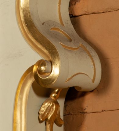 Zdjęcie nr 15: Ołtarz jednoosiowy, jednokondygnacyjny ze zwieńczeniem. Mensa w typie sarkofagowym, z monogramem „S[więty] J[ózef]” na ścianie frontowej. Nastawa ołtarzowa na cokole o wklęsłym rzucie, zwężająca się ku górze, ujęta po bokach szerokimi spływami wolutowymi, zdobionymi zwisami z kampanul, a w dolnej części cekinami. W polu ołtarza obraz św. Józefa z Dzieciątkiem w złoconej ramie o kształcie prostokąta stojącego, zamkniętego łukiem półkolistym. Kondygnację zamyka profilowany gzyms w kształcie łuku nadwieszonego. Zwieńczenie w formie zbliżonej do stojącego prostokąta, ujęte po bokach spływami wolutowymi. W polu, w kartuszowej ramie, zdobionej ornamentem rocaille’owym obraz „Św. Barbara”. Zwieńczenie zamknięte profilowanym gzymsem o przebiegu wklęsło-wypukłym. Na szczycie rokokowy akroterion. Ołtarz utrzymany w kolorystyce kości słoniowej ze złoceniami w partiach ornamentów i profilowań.

