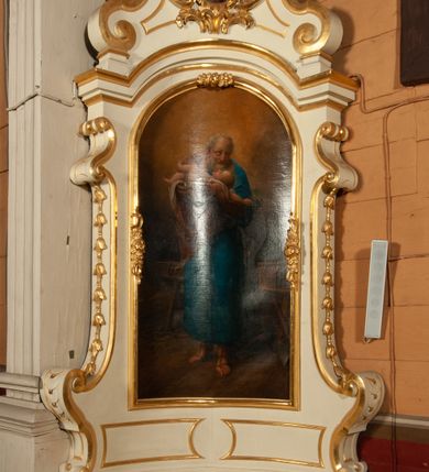 Zdjęcie nr 1: Ołtarz jednoosiowy, jednokondygnacyjny ze zwieńczeniem. Mensa w typie sarkofagowym, z monogramem „S[więty] J[ózef]” na ścianie frontowej. Nastawa ołtarzowa na cokole o wklęsłym rzucie, zwężająca się ku górze, ujęta po bokach szerokimi spływami wolutowymi, zdobionymi zwisami z kampanul, a w dolnej części cekinami. W polu ołtarza obraz św. Józefa z Dzieciątkiem w złoconej ramie o kształcie prostokąta stojącego, zamkniętego łukiem półkolistym. Kondygnację zamyka profilowany gzyms w kształcie łuku nadwieszonego. Zwieńczenie w formie zbliżonej do stojącego prostokąta, ujęte po bokach spływami wolutowymi. W polu, w kartuszowej ramie, zdobionej ornamentem rocaille’owym obraz „Św. Barbara”. Zwieńczenie zamknięte profilowanym gzymsem o przebiegu wklęsło-wypukłym. Na szczycie rokokowy akroterion. Ołtarz utrzymany w kolorystyce kości słoniowej ze złoceniami w partiach ornamentów i profilowań.

