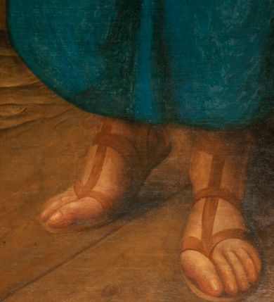 Zdjęcie nr 10: Ołtarz jednoosiowy, jednokondygnacyjny ze zwieńczeniem. Mensa w typie sarkofagowym, z monogramem „S[więty] J[ózef]” na ścianie frontowej. Nastawa ołtarzowa na cokole o wklęsłym rzucie, zwężająca się ku górze, ujęta po bokach szerokimi spływami wolutowymi, zdobionymi zwisami z kampanul, a w dolnej części cekinami. W polu ołtarza obraz św. Józefa z Dzieciątkiem w złoconej ramie o kształcie prostokąta stojącego, zamkniętego łukiem półkolistym. Kondygnację zamyka profilowany gzyms w kształcie łuku nadwieszonego. Zwieńczenie w formie zbliżonej do stojącego prostokąta, ujęte po bokach spływami wolutowymi. W polu, w kartuszowej ramie, zdobionej ornamentem rocaille’owym obraz „Św. Barbara”. Zwieńczenie zamknięte profilowanym gzymsem o przebiegu wklęsło-wypukłym. Na szczycie rokokowy akroterion. Ołtarz utrzymany w kolorystyce kości słoniowej ze złoceniami w partiach ornamentów i profilowań.

