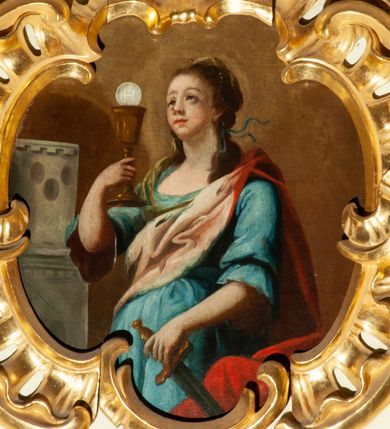 Zdjęcie nr 19: Ołtarz jednoosiowy, jednokondygnacyjny ze zwieńczeniem. Mensa w typie sarkofagowym, z monogramem „S[więty] J[ózef]” na ścianie frontowej. Nastawa ołtarzowa na cokole o wklęsłym rzucie, zwężająca się ku górze, ujęta po bokach szerokimi spływami wolutowymi, zdobionymi zwisami z kampanul, a w dolnej części cekinami. W polu ołtarza obraz św. Józefa z Dzieciątkiem w złoconej ramie o kształcie prostokąta stojącego, zamkniętego łukiem półkolistym. Kondygnację zamyka profilowany gzyms w kształcie łuku nadwieszonego. Zwieńczenie w formie zbliżonej do stojącego prostokąta, ujęte po bokach spływami wolutowymi. W polu, w kartuszowej ramie, zdobionej ornamentem rocaille’owym obraz „Św. Barbara”. Zwieńczenie zamknięte profilowanym gzymsem o przebiegu wklęsło-wypukłym. Na szczycie rokokowy akroterion. Ołtarz utrzymany w kolorystyce kości słoniowej ze złoceniami w partiach ornamentów i profilowań.

