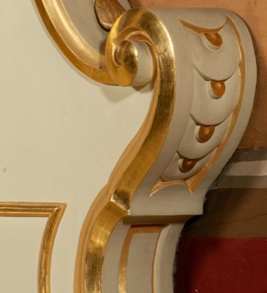 Zdjęcie nr 13: Ołtarz jednoosiowy, jednokondygnacyjny ze zwieńczeniem. Mensa w typie sarkofagowym, z monogramem „S[więty] J[ózef]” na ścianie frontowej. Nastawa ołtarzowa na cokole o wklęsłym rzucie, zwężająca się ku górze, ujęta po bokach szerokimi spływami wolutowymi, zdobionymi zwisami z kampanul, a w dolnej części cekinami. W polu ołtarza obraz św. Józefa z Dzieciątkiem w złoconej ramie o kształcie prostokąta stojącego, zamkniętego łukiem półkolistym. Kondygnację zamyka profilowany gzyms w kształcie łuku nadwieszonego. Zwieńczenie w formie zbliżonej do stojącego prostokąta, ujęte po bokach spływami wolutowymi. W polu, w kartuszowej ramie, zdobionej ornamentem rocaille’owym obraz „Św. Barbara”. Zwieńczenie zamknięte profilowanym gzymsem o przebiegu wklęsło-wypukłym. Na szczycie rokokowy akroterion. Ołtarz utrzymany w kolorystyce kości słoniowej ze złoceniami w partiach ornamentów i profilowań.

