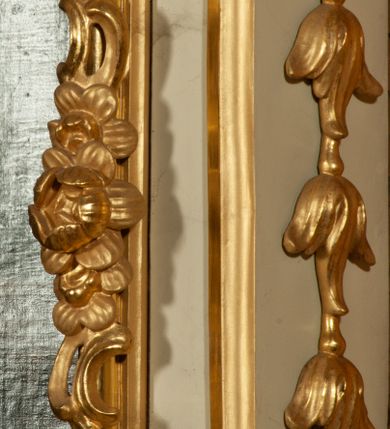 Zdjęcie nr 14: Ołtarz jednoosiowy, jednokondygnacyjny ze zwieńczeniem. Mensa w typie sarkofagowym, z monogramem „S[więty] J[ózef]” na ścianie frontowej. Nastawa ołtarzowa na cokole o wklęsłym rzucie, zwężająca się ku górze, ujęta po bokach szerokimi spływami wolutowymi, zdobionymi zwisami z kampanul, a w dolnej części cekinami. W polu ołtarza obraz św. Józefa z Dzieciątkiem w złoconej ramie o kształcie prostokąta stojącego, zamkniętego łukiem półkolistym. Kondygnację zamyka profilowany gzyms w kształcie łuku nadwieszonego. Zwieńczenie w formie zbliżonej do stojącego prostokąta, ujęte po bokach spływami wolutowymi. W polu, w kartuszowej ramie, zdobionej ornamentem rocaille’owym obraz „Św. Barbara”. Zwieńczenie zamknięte profilowanym gzymsem o przebiegu wklęsło-wypukłym. Na szczycie rokokowy akroterion. Ołtarz utrzymany w kolorystyce kości słoniowej ze złoceniami w partiach ornamentów i profilowań.

