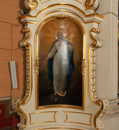 Zdjęcie nr 1: Ołtarz jednoosiowy, jednokondygnacyjny ze zwieńczeniem. Mensa w typie sarkofagowym, z monogramem maryjnym na ścianie frontowej. Nastawa ołtarzowa na cokole o wklęsłym rzucie, zwężająca się ku górze, ujęta po bokach szerokimi spływami wolutowymi, zdobionymi zwisami z kampanul, a w dolnej części cekinami. W polu ołtarza obraz Matki Boskiej Niepokalanie Poczętej w złoconej ramie o kształcie prostokąta stojącego, zamkniętego łukiem półkolistym. Kondygnację zamyka profilowany gzyms w kształcie łuku nadwieszonego. Zwieńczenie w formie zbliżonej do stojącego prostokąta, ujęte po bokach spływami wolutowymi. W polu, w kartuszowej ramie, zdobionej ornamentem rocaille’owym obraz „Nauczanie Marii”. Zwieńczenie zamknięte profilowanym gzymsem o przebiegu wklęsło-wypukłym. Na szczycie rokokowy akroterion. Ołtarz utrzymany w kolorystyce kości słoniowej ze złoceniami w partiach ornamentów i profilowań.


