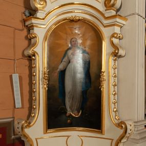 Zdjęcie nr 1: Ołtarz jednoosiowy, jednokondygnacyjny ze zwieńczeniem. Mensa w typie sarkofagowym, z monogramem maryjnym na ścianie frontowej. Nastawa ołtarzowa na cokole o wklęsłym rzucie, zwężająca się ku górze, ujęta po bokach szerokimi spływami wolutowymi, zdobionymi zwisami z kampanul, a w dolnej części cekinami. W polu ołtarza obraz Matki Boskiej Niepokalanie Poczętej w złoconej ramie o kształcie prostokąta stojącego, zamkniętego łukiem półkolistym. Kondygnację zamyka profilowany gzyms w kształcie łuku nadwieszonego. Zwieńczenie w formie zbliżonej do stojącego prostokąta, ujęte po bokach spływami wolutowymi. W polu, w kartuszowej ramie, zdobionej ornamentem rocaille’owym obraz „Nauczanie Marii”. Zwieńczenie zamknięte profilowanym gzymsem o przebiegu wklęsło-wypukłym. Na szczycie rokokowy akroterion. Ołtarz utrzymany w kolorystyce kości słoniowej ze złoceniami w partiach ornamentów i profilowań.



