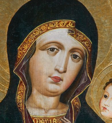 Zdjęcie nr 10: Obraz w kształcie stojącego prostokąta zamkniętego półkoliście. Matka Boska z Dzieciątkiem na ręku przedstawiona frontalnie w półpostaci, z głową lekko przechyloną na lewe ramię. Ręce ugięte w łokciach, lewą podtrzymuje Dzieciątko, wskazując na nie prawą dłonią. Twarz pełna, modelowana światłocieniowo, o dużych oczach, małych ustach i wydatnym podbródku. Cała postać Marii wraz z głową okryta maforionem ozdobionym na brzegach lamówką i spiętym na piersiach ozdobną klamrą z literami: ihs. Lamówka pierwotnie srebrzona i laserowana, ozdobiona malowaną wicią z motywów półpalmet.  Spod maforionu widoczne jedynie niewielkie fragmenty sukni ozdobione lamówką, przy dekolcie z minuskułowym napisem: maria, oraz chusta na głowie nieosłaniająca szyi. Dzieciątko siedzi na lewej ręce Marii, zwrócone w trzech czwartych w kierunku widza. Ręce ugięte w łokciach; prawą z palcami ułożonymi w geście błogosławieństwa kieruje w stronę Matki, lewą podtrzymuje kodeks, który opiera na lewym kolanie. Jezus ubrany jest w długą tunikę z długimi, szerokimi rękawami, ozdobioną przy brzegach ozdobną lamówką. Wokół głów koliste nimby z koncentrycznych okręgów. Tło złote.  