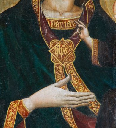 Zdjęcie nr 21: Obraz w kształcie stojącego prostokąta zamkniętego półkoliście. Matka Boska z Dzieciątkiem na ręku przedstawiona frontalnie w półpostaci, z głową lekko przechyloną na lewe ramię. Ręce ugięte w łokciach, lewą podtrzymuje Dzieciątko, wskazując na nie prawą dłonią. Twarz pełna, modelowana światłocieniowo, o dużych oczach, małych ustach i wydatnym podbródku. Cała postać Marii wraz z głową okryta maforionem ozdobionym na brzegach lamówką i spiętym na piersiach ozdobną klamrą z literami: ihs. Lamówka pierwotnie srebrzona i laserowana, ozdobiona malowaną wicią z motywów półpalmet.  Spod maforionu widoczne jedynie niewielkie fragmenty sukni ozdobione lamówką, przy dekolcie z minuskułowym napisem: maria, oraz chusta na głowie nieosłaniająca szyi. Dzieciątko siedzi na lewej ręce Marii, zwrócone w trzech czwartych w kierunku widza. Ręce ugięte w łokciach; prawą z palcami ułożonymi w geście błogosławieństwa kieruje w stronę Matki, lewą podtrzymuje kodeks, który opiera na lewym kolanie. Jezus ubrany jest w długą tunikę z długimi, szerokimi rękawami, ozdobioną przy brzegach ozdobną lamówką. Wokół głów koliste nimby z koncentrycznych okręgów. Tło złote.  