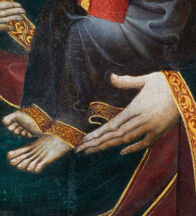 Zdjęcie nr 8: Obraz w kształcie stojącego prostokąta zamkniętego półkoliście. Matka Boska z Dzieciątkiem na ręku przedstawiona frontalnie w półpostaci, z głową lekko przechyloną na lewe ramię. Ręce ugięte w łokciach, lewą podtrzymuje Dzieciątko, wskazując na nie prawą dłonią. Twarz pełna, modelowana światłocieniowo, o dużych oczach, małych ustach i wydatnym podbródku. Cała postać Marii wraz z głową okryta maforionem ozdobionym na brzegach lamówką i spiętym na piersiach ozdobną klamrą z literami: ihs. Lamówka pierwotnie srebrzona i laserowana, ozdobiona malowaną wicią z motywów półpalmet.  Spod maforionu widoczne jedynie niewielkie fragmenty sukni ozdobione lamówką, przy dekolcie z minuskułowym napisem: maria, oraz chusta na głowie nieosłaniająca szyi. Dzieciątko siedzi na lewej ręce Marii, zwrócone w trzech czwartych w kierunku widza. Ręce ugięte w łokciach; prawą z palcami ułożonymi w geście błogosławieństwa kieruje w stronę Matki, lewą podtrzymuje kodeks, który opiera na lewym kolanie. Jezus ubrany jest w długą tunikę z długimi, szerokimi rękawami, ozdobioną przy brzegach ozdobną lamówką. Wokół głów koliste nimby z koncentrycznych okręgów. Tło złote.  