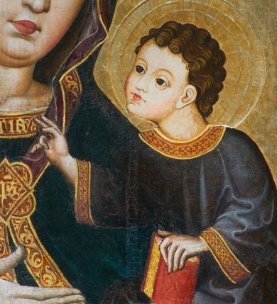 Zdjęcie nr 4: Obraz w kształcie stojącego prostokąta zamkniętego półkoliście. Matka Boska z Dzieciątkiem na ręku przedstawiona frontalnie w półpostaci, z głową lekko przechyloną na lewe ramię. Ręce ugięte w łokciach, lewą podtrzymuje Dzieciątko, wskazując na nie prawą dłonią. Twarz pełna, modelowana światłocieniowo, o dużych oczach, małych ustach i wydatnym podbródku. Cała postać Marii wraz z głową okryta maforionem ozdobionym na brzegach lamówką i spiętym na piersiach ozdobną klamrą z literami: ihs. Lamówka pierwotnie srebrzona i laserowana, ozdobiona malowaną wicią z motywów półpalmet.  Spod maforionu widoczne jedynie niewielkie fragmenty sukni ozdobione lamówką, przy dekolcie z minuskułowym napisem: maria, oraz chusta na głowie nieosłaniająca szyi. Dzieciątko siedzi na lewej ręce Marii, zwrócone w trzech czwartych w kierunku widza. Ręce ugięte w łokciach; prawą z palcami ułożonymi w geście błogosławieństwa kieruje w stronę Matki, lewą podtrzymuje kodeks, który opiera na lewym kolanie. Jezus ubrany jest w długą tunikę z długimi, szerokimi rękawami, ozdobioną przy brzegach ozdobną lamówką. Wokół głów koliste nimby z koncentrycznych okręgów. Tło złote.  