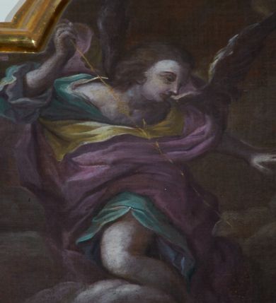 Zdjęcie nr 4: Obraz przedstawiający ekstazę św. Teresy w kształcie stojącego prostokąta, zamkniętego łukiem nadwieszonym. Po prawej stronie malowidła u dołu ukazana jest św. Teresa w pozycji półleżącej, wsparta na lewym łokciu na chmurze obłoków. Nad nią, nieznacznie z lewej strony obrazu został przedstawiony anioł w locie, o sylwetce silnie esowato wygiętej, z prawą ręką uniesioną do góry, w której trzyma promień przeszywający serce świętej. Postać ubrana jest w habit karmelitański, z różańcem w prawej dłoni. Jej twarz  jest zastygła w półśnie, z zamkniętymi oczami i delikatnie rozchylonymi ustami. Anioł został ukazany z uniesionymi ku górze skrzydłami, z twarzą zwróconą w lewo, ubrany w błękitną tunikę oraz zwiewny różowy płaszcz z żółtą podszewką, otulający całą postać, poza odsłoniętą do połowy lewą nogą. Karnacje jasne. Całość ukazana na tle gęstych, szarych chmur. Kolorystyka obrazu przygaszona, ciemna. 
