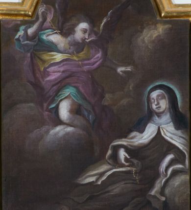 Zdjęcie nr 1: Obraz przedstawiający ekstazę św. Teresy w kształcie stojącego prostokąta, zamkniętego łukiem nadwieszonym. Po prawej stronie malowidła u dołu ukazana jest św. Teresa w pozycji półleżącej, wsparta na lewym łokciu na chmurze obłoków. Nad nią, nieznacznie z lewej strony obrazu został przedstawiony anioł w locie, o sylwetce silnie esowato wygiętej, z prawą ręką uniesioną do góry, w której trzyma promień przeszywający serce świętej. Postać ubrana jest w habit karmelitański, z różańcem w prawej dłoni. Jej twarz  jest zastygła w półśnie, z zamkniętymi oczami i delikatnie rozchylonymi ustami. Anioł został ukazany z uniesionymi ku górze skrzydłami, z twarzą zwróconą w lewo, ubrany w błękitną tunikę oraz zwiewny różowy płaszcz z żółtą podszewką, otulający całą postać, poza odsłoniętą do połowy lewą nogą. Karnacje jasne. Całość ukazana na tle gęstych, szarych chmur. Kolorystyka obrazu przygaszona, ciemna. 
