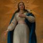 Zdjęcie nr 1: Obraz w kształcie stojącego prostokąta, zamkniętego łukiem półkolistym. W centrum kompozycji ukazana Matka Boska w całej postaci, stojąca na globie ziemskim, prawą stopą depcząca węża, a lewą półksiężyc. Prawa noga Marii delikatnie ugięta w kolanie, lewa ręka, w której trzyma gałązkę białej lilii położona na piersi, zaś prawa ręka Marii wyciągnięta przed siebie, a głowa lekko uniesiona w górę. Twarz Marii szeroka, o masywnych policzkach, ze wzrokiem zwróconym ku górze. Włosy długie, z przedziałkiem pośrodku, spływające na ramiona i plecy; wokół głowy wieniec z dwunastu gwiazd oraz złoty nimb w kształcie gwiazdy o dwunastu ramionach. Matka Boska ubrana w długą, białą suknię z długimi rękawami, przewiązaną w talii różową wstęgą oraz ciemnoniebieski płaszcz zarzucony na plecy; na stopach sandały. Nad głową Matki Boskiej umieszczona gołębica Ducha Świętego. Półksiężyc zwrócony rogami do góry, wąż ukazany z jabłkiem w pysku. Tło ciemne, w odcieniach ugru i szarości, w dolnej partii kłęby szarych chmur. Kolorystyka ciepła, pastelowa. Dominantą kolorystyczną jest błękitny płaszcz, modelunek miękki. Na wężu sygnatura „Teodor Stachowicz Kraków [...] 1867.” Gwiazdy oraz półksiężyc w formie złoconych aplikacji.
