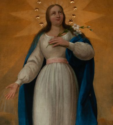Zdjęcie nr 1: Obraz w kształcie stojącego prostokąta, zamkniętego łukiem półkolistym. W centrum kompozycji ukazana Matka Boska w całej postaci, stojąca na globie ziemskim, prawą stopą depcząca węża, a lewą półksiężyc. Prawa noga Marii delikatnie ugięta w kolanie, lewa ręka, w której trzyma gałązkę białej lilii położona na piersi, zaś prawa ręka Marii wyciągnięta przed siebie, a głowa lekko uniesiona w górę. Twarz Marii szeroka, o masywnych policzkach, ze wzrokiem zwróconym ku górze. Włosy długie, z przedziałkiem pośrodku, spływające na ramiona i plecy; wokół głowy wieniec z dwunastu gwiazd oraz złoty nimb w kształcie gwiazdy o dwunastu ramionach. Matka Boska ubrana w długą, białą suknię z długimi rękawami, przewiązaną w talii różową wstęgą oraz ciemnoniebieski płaszcz zarzucony na plecy; na stopach sandały. Nad głową Matki Boskiej umieszczona gołębica Ducha Świętego. Półksiężyc zwrócony rogami do góry, wąż ukazany z jabłkiem w pysku. Tło ciemne, w odcieniach ugru i szarości, w dolnej partii kłęby szarych chmur. Kolorystyka ciepła, pastelowa. Dominantą kolorystyczną jest błękitny płaszcz, modelunek miękki. Na wężu sygnatura „Teodor Stachowicz Kraków [...] 1867.” Gwiazdy oraz półksiężyc w formie złoconych aplikacji.
