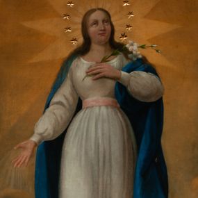 Zdjęcie nr 1: Obraz w kształcie stojącego prostokąta, zamkniętego łukiem półkolistym. W centrum kompozycji ukazana Matka Boska w całej postaci, stojąca na globie ziemskim, prawą stopą depcząca węża, a lewą półksiężyc. Prawa noga Marii delikatnie ugięta w kolanie, lewa ręka, w której trzyma gałązkę białej lilii położona na piersi, zaś prawa ręka Marii wyciągnięta przed siebie, a głowa lekko uniesiona w górę. Twarz Marii szeroka, o masywnych policzkach, ze wzrokiem zwróconym ku górze. Włosy długie, z przedziałkiem pośrodku, spływające na ramiona i plecy; wokół głowy wieniec z dwunastu gwiazd oraz złoty nimb w kształcie gwiazdy o dwunastu ramionach. Matka Boska ubrana w długą, białą suknię z długimi rękawami, przewiązaną w talii różową wstęgą oraz ciemnoniebieski płaszcz zarzucony na plecy; na stopach sandały. Nad głową Matki Boskiej umieszczona gołębica Ducha Świętego. Półksiężyc zwrócony rogami do góry, wąż ukazany z jabłkiem w pysku. Tło ciemne, w odcieniach ugru i szarości, w dolnej partii kłęby szarych chmur. Kolorystyka ciepła, pastelowa. Dominantą kolorystyczną jest błękitny płaszcz, modelunek miękki. Na wężu sygnatura „Teodor Stachowicz Kraków [...] 1867.” Gwiazdy oraz półksiężyc w formie złoconych aplikacji.
