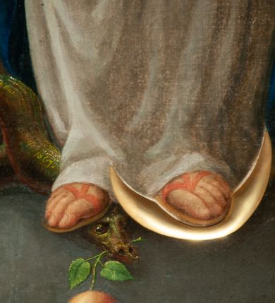 Zdjęcie nr 5: Obraz w kształcie stojącego prostokąta, zamkniętego łukiem półkolistym. W centrum kompozycji ukazana Matka Boska w całej postaci, stojąca na globie ziemskim, prawą stopą depcząca węża, a lewą półksiężyc. Prawa noga Marii delikatnie ugięta w kolanie, lewa ręka, w której trzyma gałązkę białej lilii położona na piersi, zaś prawa ręka Marii wyciągnięta przed siebie, a głowa lekko uniesiona w górę. Twarz Marii szeroka, o masywnych policzkach, ze wzrokiem zwróconym ku górze. Włosy długie, z przedziałkiem pośrodku, spływające na ramiona i plecy; wokół głowy wieniec z dwunastu gwiazd oraz złoty nimb w kształcie gwiazdy o dwunastu ramionach. Matka Boska ubrana w długą, białą suknię z długimi rękawami, przewiązaną w talii różową wstęgą oraz ciemnoniebieski płaszcz zarzucony na plecy; na stopach sandały. Nad głową Matki Boskiej umieszczona gołębica Ducha Świętego. Półksiężyc zwrócony rogami do góry, wąż ukazany z jabłkiem w pysku. Tło ciemne, w odcieniach ugru i szarości, w dolnej partii kłęby szarych chmur. Kolorystyka ciepła, pastelowa. Dominantą kolorystyczną jest błękitny płaszcz, modelunek miękki. Na wężu sygnatura „Teodor Stachowicz Kraków [...] 1867.” Gwiazdy oraz półksiężyc w formie złoconych aplikacji.
