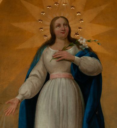 Zdjęcie nr 2: Obraz w kształcie stojącego prostokąta, zamkniętego łukiem półkolistym. W centrum kompozycji ukazana Matka Boska w całej postaci, stojąca na globie ziemskim, prawą stopą depcząca węża, a lewą półksiężyc. Prawa noga Marii delikatnie ugięta w kolanie, lewa ręka, w której trzyma gałązkę białej lilii położona na piersi, zaś prawa ręka Marii wyciągnięta przed siebie, a głowa lekko uniesiona w górę. Twarz Marii szeroka, o masywnych policzkach, ze wzrokiem zwróconym ku górze. Włosy długie, z przedziałkiem pośrodku, spływające na ramiona i plecy; wokół głowy wieniec z dwunastu gwiazd oraz złoty nimb w kształcie gwiazdy o dwunastu ramionach. Matka Boska ubrana w długą, białą suknię z długimi rękawami, przewiązaną w talii różową wstęgą oraz ciemnoniebieski płaszcz zarzucony na plecy; na stopach sandały. Nad głową Matki Boskiej umieszczona gołębica Ducha Świętego. Półksiężyc zwrócony rogami do góry, wąż ukazany z jabłkiem w pysku. Tło ciemne, w odcieniach ugru i szarości, w dolnej partii kłęby szarych chmur. Kolorystyka ciepła, pastelowa. Dominantą kolorystyczną jest błękitny płaszcz, modelunek miękki. Na wężu sygnatura „Teodor Stachowicz Kraków [...] 1867.” Gwiazdy oraz półksiężyc w formie złoconych aplikacji.
