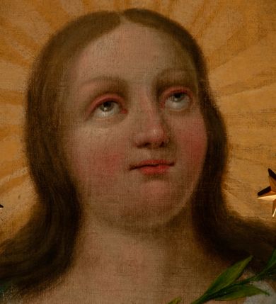 Zdjęcie nr 4: Obraz w kształcie stojącego prostokąta, zamkniętego łukiem półkolistym. W centrum kompozycji ukazana Matka Boska w całej postaci, stojąca na globie ziemskim, prawą stopą depcząca węża, a lewą półksiężyc. Prawa noga Marii delikatnie ugięta w kolanie, lewa ręka, w której trzyma gałązkę białej lilii położona na piersi, zaś prawa ręka Marii wyciągnięta przed siebie, a głowa lekko uniesiona w górę. Twarz Marii szeroka, o masywnych policzkach, ze wzrokiem zwróconym ku górze. Włosy długie, z przedziałkiem pośrodku, spływające na ramiona i plecy; wokół głowy wieniec z dwunastu gwiazd oraz złoty nimb w kształcie gwiazdy o dwunastu ramionach. Matka Boska ubrana w długą, białą suknię z długimi rękawami, przewiązaną w talii różową wstęgą oraz ciemnoniebieski płaszcz zarzucony na plecy; na stopach sandały. Nad głową Matki Boskiej umieszczona gołębica Ducha Świętego. Półksiężyc zwrócony rogami do góry, wąż ukazany z jabłkiem w pysku. Tło ciemne, w odcieniach ugru i szarości, w dolnej partii kłęby szarych chmur. Kolorystyka ciepła, pastelowa. Dominantą kolorystyczną jest błękitny płaszcz, modelunek miękki. Na wężu sygnatura „Teodor Stachowicz Kraków [...] 1867.” Gwiazdy oraz półksiężyc w formie złoconych aplikacji.
