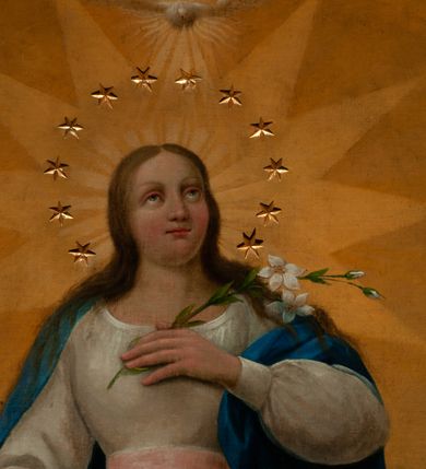 Zdjęcie nr 3: Obraz w kształcie stojącego prostokąta, zamkniętego łukiem półkolistym. W centrum kompozycji ukazana Matka Boska w całej postaci, stojąca na globie ziemskim, prawą stopą depcząca węża, a lewą półksiężyc. Prawa noga Marii delikatnie ugięta w kolanie, lewa ręka, w której trzyma gałązkę białej lilii położona na piersi, zaś prawa ręka Marii wyciągnięta przed siebie, a głowa lekko uniesiona w górę. Twarz Marii szeroka, o masywnych policzkach, ze wzrokiem zwróconym ku górze. Włosy długie, z przedziałkiem pośrodku, spływające na ramiona i plecy; wokół głowy wieniec z dwunastu gwiazd oraz złoty nimb w kształcie gwiazdy o dwunastu ramionach. Matka Boska ubrana w długą, białą suknię z długimi rękawami, przewiązaną w talii różową wstęgą oraz ciemnoniebieski płaszcz zarzucony na plecy; na stopach sandały. Nad głową Matki Boskiej umieszczona gołębica Ducha Świętego. Półksiężyc zwrócony rogami do góry, wąż ukazany z jabłkiem w pysku. Tło ciemne, w odcieniach ugru i szarości, w dolnej partii kłęby szarych chmur. Kolorystyka ciepła, pastelowa. Dominantą kolorystyczną jest błękitny płaszcz, modelunek miękki. Na wężu sygnatura „Teodor Stachowicz Kraków [...] 1867.” Gwiazdy oraz półksiężyc w formie złoconych aplikacji.
