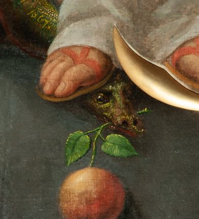 Zdjęcie nr 6: Obraz w kształcie stojącego prostokąta, zamkniętego łukiem półkolistym. W centrum kompozycji ukazana Matka Boska w całej postaci, stojąca na globie ziemskim, prawą stopą depcząca węża, a lewą półksiężyc. Prawa noga Marii delikatnie ugięta w kolanie, lewa ręka, w której trzyma gałązkę białej lilii położona na piersi, zaś prawa ręka Marii wyciągnięta przed siebie, a głowa lekko uniesiona w górę. Twarz Marii szeroka, o masywnych policzkach, ze wzrokiem zwróconym ku górze. Włosy długie, z przedziałkiem pośrodku, spływające na ramiona i plecy; wokół głowy wieniec z dwunastu gwiazd oraz złoty nimb w kształcie gwiazdy o dwunastu ramionach. Matka Boska ubrana w długą, białą suknię z długimi rękawami, przewiązaną w talii różową wstęgą oraz ciemnoniebieski płaszcz zarzucony na plecy; na stopach sandały. Nad głową Matki Boskiej umieszczona gołębica Ducha Świętego. Półksiężyc zwrócony rogami do góry, wąż ukazany z jabłkiem w pysku. Tło ciemne, w odcieniach ugru i szarości, w dolnej partii kłęby szarych chmur. Kolorystyka ciepła, pastelowa. Dominantą kolorystyczną jest błękitny płaszcz, modelunek miękki. Na wężu sygnatura „Teodor Stachowicz Kraków [...] 1867.” Gwiazdy oraz półksiężyc w formie złoconych aplikacji.
