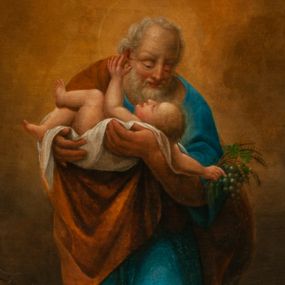 Zdjęcie nr 1: Obraz w kształcie stojącego prostokąta, zamkniętego łukiem półkolistym. W centrum kompozycji ukazany w całej postaci stojący św. Józef z Dzieciątkiem Jezus na rękach z prawej strony świętego, z głową skłonioną w Jego stronę. Święty ubrany jest w długą, niebieską suknię, brązowy płaszcz zarzucony na prawe ramię oraz sandały. Twarz szeroka, okolona siwą brodą, wysokie czoło, siwe włosy. Wokół głowy świętego złoty, kolisty nimb. Dzieciątko ukazane w pozycji leżącej, z lewego profilu, z lewą rączką wyciągniętą ku twarzy świętego, a prawą opadającą poniżej głowy, trzymającą kłosy zbóż i kiść winogrona. Dzieciątko półnagie, ułożone na białej pieluszce w rękach świętego Józefa. Całość ukazana we wnętrzu warsztatu stolarskiego, w którym ustawiony jest stół stolarski oraz narzędzia: piła, kątownik, hebel i toporek. Tło ciemne, ugrowe, przechodzące w ciemne brązy. Kolorystyka ciepła. Miękki modelunek światłocieniowy. Po prawej stronie obrazu słabo czytelna sygnatura „Teodor Stachowicz / malował 1868”. Rama drewniana, profilowana, złocona, w zwieńczeniu i po bokach zdobiona rzeźbionym ornamentem kwiatowym.
 