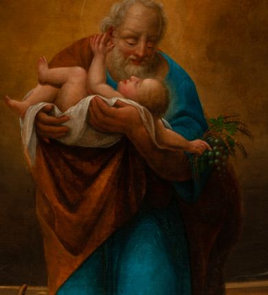 Zdjęcie nr 2: Obraz w kształcie stojącego prostokąta, zamkniętego łukiem półkolistym. W centrum kompozycji ukazany w całej postaci stojący św. Józef z Dzieciątkiem Jezus na rękach z prawej strony świętego, z głową skłonioną w Jego stronę. Święty ubrany jest w długą, niebieską suknię, brązowy płaszcz zarzucony na prawe ramię oraz sandały. Twarz szeroka, okolona siwą brodą, wysokie czoło, siwe włosy. Wokół głowy świętego złoty, kolisty nimb. Dzieciątko ukazane w pozycji leżącej, z lewego profilu, z lewą rączką wyciągniętą ku twarzy świętego, a prawą opadającą poniżej głowy, trzymającą kłosy zbóż i kiść winogrona. Dzieciątko półnagie, ułożone na białej pieluszce w rękach świętego Józefa. Całość ukazana we wnętrzu warsztatu stolarskiego, w którym ustawiony jest stół stolarski oraz narzędzia: piła, kątownik, hebel i toporek. Tło ciemne, ugrowe, przechodzące w ciemne brązy. Kolorystyka ciepła. Miękki modelunek światłocieniowy. Po prawej stronie obrazu słabo czytelna sygnatura „Teodor Stachowicz / malował 1868”. Rama drewniana, profilowana, złocona, w zwieńczeniu i po bokach zdobiona rzeźbionym ornamentem kwiatowym.
 