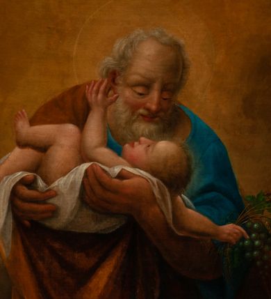 Zdjęcie nr 5: Obraz w kształcie stojącego prostokąta, zamkniętego łukiem półkolistym. W centrum kompozycji ukazany w całej postaci stojący św. Józef z Dzieciątkiem Jezus na rękach z prawej strony świętego, z głową skłonioną w Jego stronę. Święty ubrany jest w długą, niebieską suknię, brązowy płaszcz zarzucony na prawe ramię oraz sandały. Twarz szeroka, okolona siwą brodą, wysokie czoło, siwe włosy. Wokół głowy świętego złoty, kolisty nimb. Dzieciątko ukazane w pozycji leżącej, z lewego profilu, z lewą rączką wyciągniętą ku twarzy świętego, a prawą opadającą poniżej głowy, trzymającą kłosy zbóż i kiść winogrona. Dzieciątko półnagie, ułożone na białej pieluszce w rękach świętego Józefa. Całość ukazana we wnętrzu warsztatu stolarskiego, w którym ustawiony jest stół stolarski oraz narzędzia: piła, kątownik, hebel i toporek. Tło ciemne, ugrowe, przechodzące w ciemne brązy. Kolorystyka ciepła. Miękki modelunek światłocieniowy. Po prawej stronie obrazu słabo czytelna sygnatura „Teodor Stachowicz / malował 1868”. Rama drewniana, profilowana, złocona, w zwieńczeniu i po bokach zdobiona rzeźbionym ornamentem kwiatowym.
 