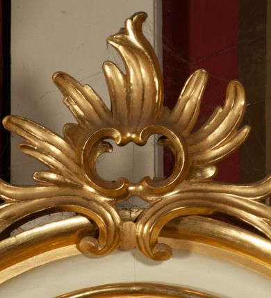 Zdjęcie nr 5: Obraz w kształcie zbliżonym do owalu, ujęty kartuszową, rocaille'ową ramą o nieregularnym, wewnętrznym obrysie ograniczającym pole obrazu. W centrum kompozycji ukazana św. Barbara w trzech czwartych, zwrócona w prawo, w prawej ręce trzyma kielich z hostią, a w lewej  miecz. Twarz owalna, z drobnymi ustami, wzrok skierowany ku górze, pucułowate policzki. Ubrana jest w bogate szaty: błękitną suknię z rękawami zakończonymi falbaną, z dużym dekoltem oraz w różowoczerwony płaszcz. Włosy długie, upięte do tyłu, z puklami opadającymi na ramiona. Po lewej stronie obrazu wieża z trzema oknami. Tło jednolite, brunatne. Kolorystka pierwszego planu żywa, tło stonowane.