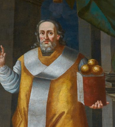 Zdjęcie nr 2: Obraz w kształcie stojącego prostokąta. W centrum kompozycji ukazany w całej postaci św. Mikołaj stojący frontalnie, z prawą ręką uniesioną w geście błogosławieństwa, w lewej trzymający zamkniętą księgę, a na niej trzy złote kule. Twarz podłużna, z długim i wąskim nosem, oczami skierowanym na wprost, z wysokim czołem, okolona krótką i siwą brodą; włosy długie, siwe, spływające na plecy. Święty ubrany w strój liturgiczny biskupa wschodniego (niekompletny): długą, białą albę, złoty ornat oraz omoforion. W lewym dolnym narożu obrazu ukazana trójka półnagich dzieci w szafliku. Całość oddana we wnętrzu architektonicznym, z masywnymi kolumnami ustawionymi na wysokich cokołach. W prawym górnym narożu podwieszona zielona kotara ze złotym chwostem. Kolorystyka ciemna, z  dominacją złotego koloru na ornacie świętego. Według dokumentacji konserwatorskiej w prawym dolnym narożu obrazu, na cokole kolumny znajduje się sygnatura „Casimirus Mołodzieński Pincit, Cracovia 1771”. Obecnie jest niewidoczna.
