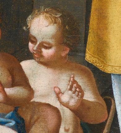 Zdjęcie nr 3: Obraz w kształcie stojącego prostokąta. W centrum kompozycji ukazany w całej postaci św. Mikołaj stojący frontalnie, z prawą ręką uniesioną w geście błogosławieństwa, w lewej trzymający zamkniętą księgę, a na niej trzy złote kule. Twarz podłużna, z długim i wąskim nosem, oczami skierowanym na wprost, z wysokim czołem, okolona krótką i siwą brodą; włosy długie, siwe, spływające na plecy. Święty ubrany w strój liturgiczny biskupa wschodniego (niekompletny): długą, białą albę, złoty ornat oraz omoforion. W lewym dolnym narożu obrazu ukazana trójka półnagich dzieci w szafliku. Całość oddana we wnętrzu architektonicznym, z masywnymi kolumnami ustawionymi na wysokich cokołach. W prawym górnym narożu podwieszona zielona kotara ze złotym chwostem. Kolorystyka ciemna, z  dominacją złotego koloru na ornacie świętego. Według dokumentacji konserwatorskiej w prawym dolnym narożu obrazu, na cokole kolumny znajduje się sygnatura „Casimirus Mołodzieński Pincit, Cracovia 1771”. Obecnie jest niewidoczna.
