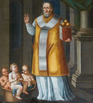 Zdjęcie nr 1: Obraz w kształcie stojącego prostokąta. W centrum kompozycji ukazany w całej postaci św. Mikołaj stojący frontalnie, z prawą ręką uniesioną w geście błogosławieństwa, w lewej trzymający zamkniętą księgę, a na niej trzy złote kule. Twarz podłużna, z długim i wąskim nosem, oczami skierowanym na wprost, z wysokim czołem, okolona krótką i siwą brodą; włosy długie, siwe, spływające na plecy. Święty ubrany w strój liturgiczny biskupa wschodniego (niekompletny): długą, białą albę, złoty ornat oraz omoforion. W lewym dolnym narożu obrazu ukazana trójka półnagich dzieci w szafliku. Całość oddana we wnętrzu architektonicznym, z masywnymi kolumnami ustawionymi na wysokich cokołach. W prawym górnym narożu podwieszona zielona kotara ze złotym chwostem. Kolorystyka ciemna, z  dominacją złotego koloru na ornacie świętego. Według dokumentacji konserwatorskiej w prawym dolnym narożu obrazu, na cokole kolumny znajduje się sygnatura „Casimirus Mołodzieński Pincit, Cracovia 1771”. Obecnie jest niewidoczna.
