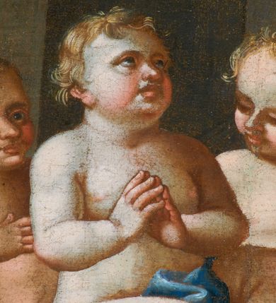 Zdjęcie nr 12: Obraz w kształcie stojącego prostokąta. W centrum kompozycji ukazany w całej postaci św. Mikołaj stojący frontalnie, z prawą ręką uniesioną w geście błogosławieństwa, w lewej trzymający zamkniętą księgę, a na niej trzy złote kule. Twarz podłużna, z długim i wąskim nosem, oczami skierowanym na wprost, z wysokim czołem, okolona krótką i siwą brodą; włosy długie, siwe, spływające na plecy. Święty ubrany w strój liturgiczny biskupa wschodniego (niekompletny): długą, białą albę, złoty ornat oraz omoforion. W lewym dolnym narożu obrazu ukazana trójka półnagich dzieci w szafliku. Całość oddana we wnętrzu architektonicznym, z masywnymi kolumnami ustawionymi na wysokich cokołach. W prawym górnym narożu podwieszona zielona kotara ze złotym chwostem. Kolorystyka ciemna, z  dominacją złotego koloru na ornacie świętego. Według dokumentacji konserwatorskiej w prawym dolnym narożu obrazu, na cokole kolumny znajduje się sygnatura „Casimirus Mołodzieński Pincit, Cracovia 1771”. Obecnie jest niewidoczna.
