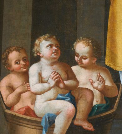 Zdjęcie nr 10: Obraz w kształcie stojącego prostokąta. W centrum kompozycji ukazany w całej postaci św. Mikołaj stojący frontalnie, z prawą ręką uniesioną w geście błogosławieństwa, w lewej trzymający zamkniętą księgę, a na niej trzy złote kule. Twarz podłużna, z długim i wąskim nosem, oczami skierowanym na wprost, z wysokim czołem, okolona krótką i siwą brodą; włosy długie, siwe, spływające na plecy. Święty ubrany w strój liturgiczny biskupa wschodniego (niekompletny): długą, białą albę, złoty ornat oraz omoforion. W lewym dolnym narożu obrazu ukazana trójka półnagich dzieci w szafliku. Całość oddana we wnętrzu architektonicznym, z masywnymi kolumnami ustawionymi na wysokich cokołach. W prawym górnym narożu podwieszona zielona kotara ze złotym chwostem. Kolorystyka ciemna, z  dominacją złotego koloru na ornacie świętego. Według dokumentacji konserwatorskiej w prawym dolnym narożu obrazu, na cokole kolumny znajduje się sygnatura „Casimirus Mołodzieński Pincit, Cracovia 1771”. Obecnie jest niewidoczna.
