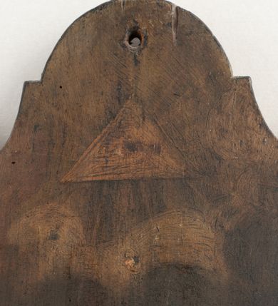 Zdjęcie nr 6: Obraz w formie stojącego prostokąta z fantazyjnym zwieńczeniem. W centrum kompozycji ukazany w półpostaci nagi mężczyzna, ustawiony frontalnie, wśród płomieni, z głową odchyloną w swoją prawą stronę i delikatnie uniesioną do góry, ze skutymi kajdanami rękami, zwróconymi w lewą stronę. W górnej części obrazu oko Opatrzności. Tło ciemne. Wzdłuż dolnej krawędzi, na białym tle napis: „ZMIŁUJCIE SIĘ NADEMNĄ ABY / WŻDY WY PRZYJACIELE MOI…”.