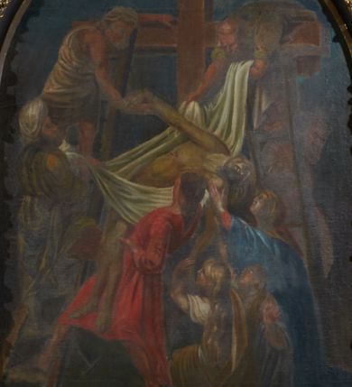 Zdjęcie nr 1: Obraz w kształcie stojącego prostokąta, zamkniętego łukiem półkolistym. Ukazuje scenę Zdjęcia z krzyża. Z usytuowanego w górnej partii obrazu krzyża trzej stojący na drabinach mężczyźni za pomocą białych płócien ściągają martwe ciało Chrystusa, które podtrzymują stojący pod krzyżem Matka Boska, św. Jan, Maria Magdalena oraz inna kobieta. Ciało Chrystusa bezwładnie opada na lewy bok. Matka Boska odziana jest w niebieską szatę, św. Jan w czerwoną, św. Maria Magdalena w białą suknię i ugrowy płaszcz, pozostałe osoby w szaty ugrowe i białe. Kolorystyka obrazu utrzymana jest w ugrach i szarościach. Tło jednolite, ciemne. Rama drewniana, złocona, obficie dekorowana girlandami kwiatowymi.